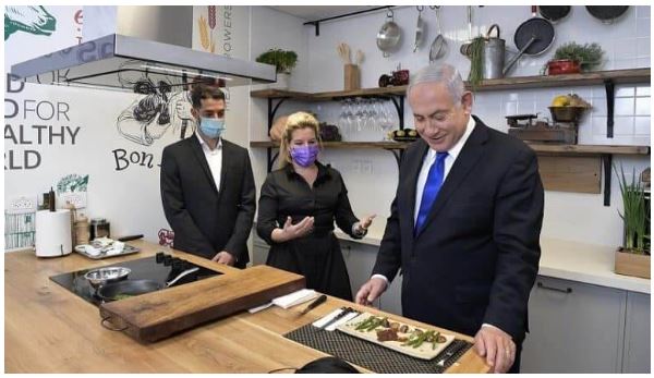 El Primer Ministro de Israel prueba el filete cultivado de Aleph Farms (fotógrafo Koby Gidon, Oficina de Prensa del Gobierno (GPO)