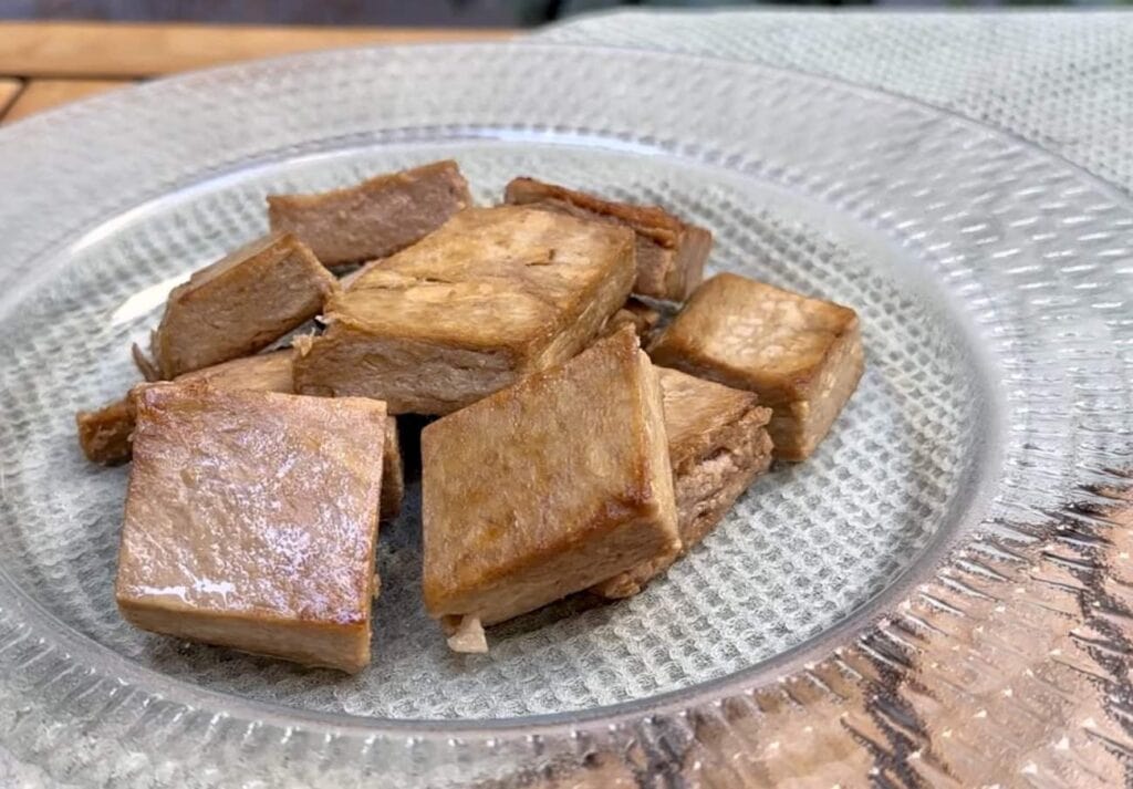 Tuna steaks made from upcycled algae by Poseidona, Image courtesy of Eatable Adventures